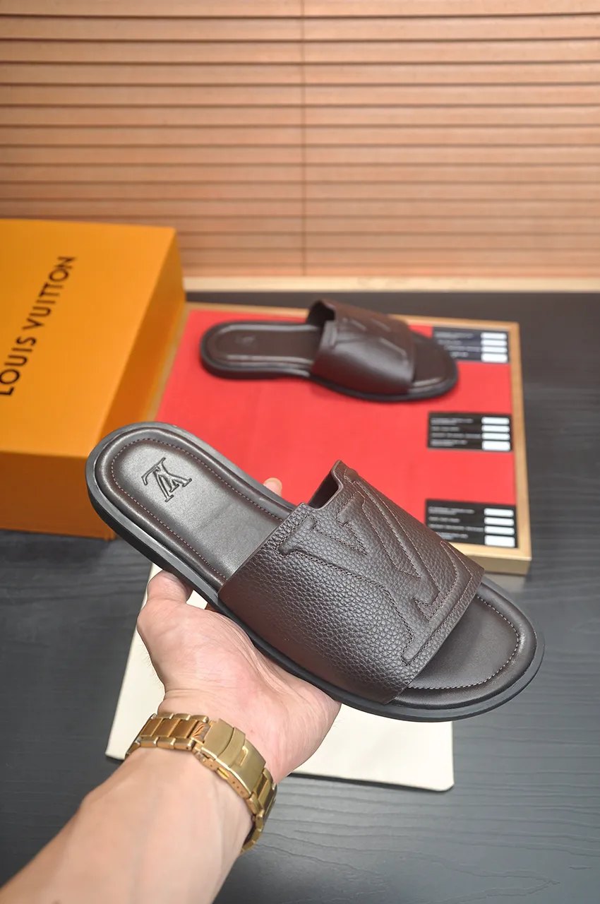 Men's men's shoes 💰340💶 [Louis Vuitton LV slippers] (high-end cowhide) counter 1:1 fashion style, a must-have for summer! The designer used LV’s iconic outsole. The original simple slippers instantly become fashionable! The upper is made of flexible special cowhide leather straps alternately, and the workmanship is exquisite! A must-have for stylish men in summer, size 38-46 (45 46 customized)